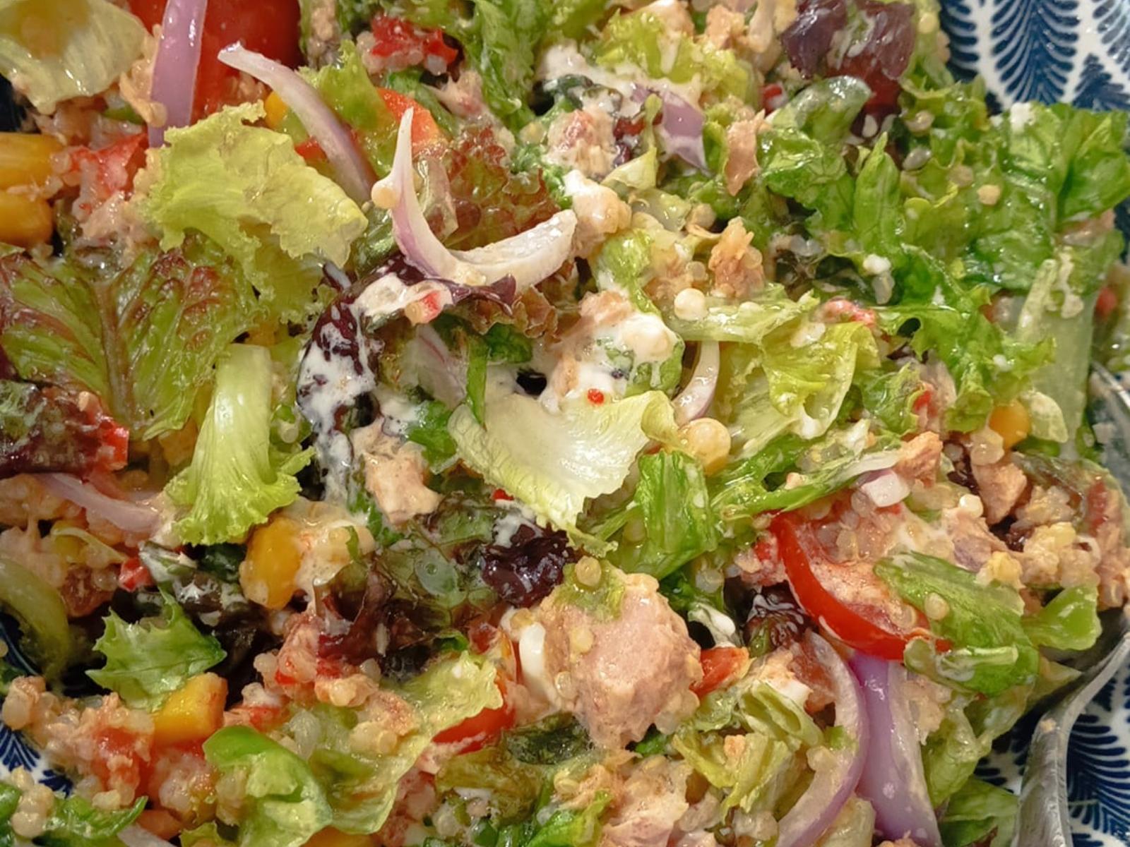 Σαλάτα με κινόα και τόνο