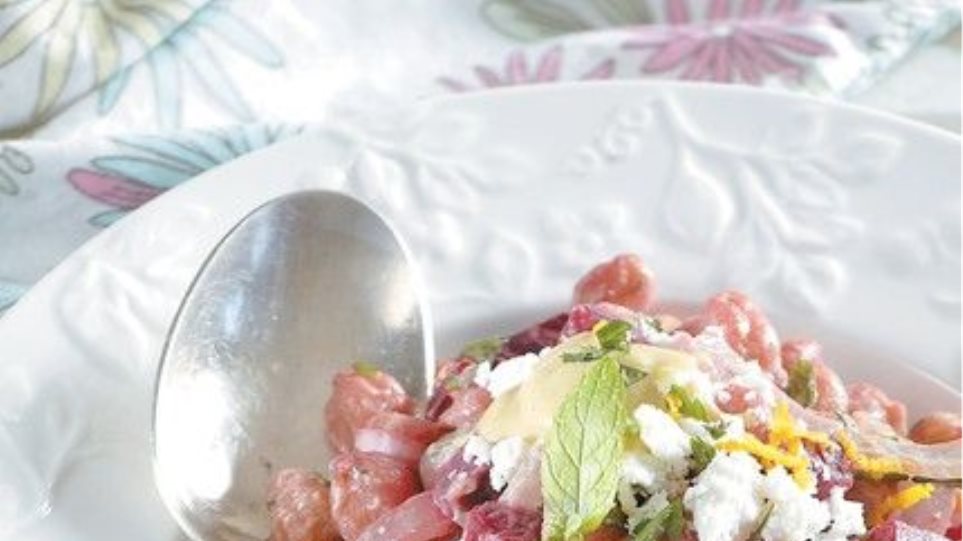 Ρεβίθια ψητά σαλάτα με παντζάρι, λούζα και ξινοτύρι