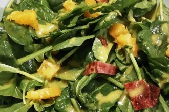 Σαλάτα με σπανάκι, πορτοκάλι και ξεροψημένο μπέικον