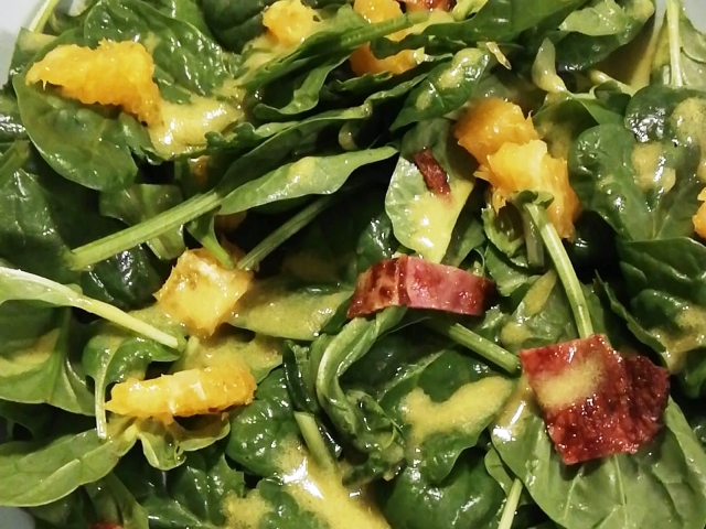 Σαλάτα με σπανάκι, πορτοκάλι και ξεροψημένο μπέικον