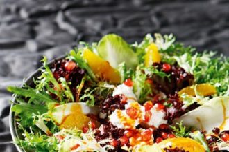 Σαλάτα πράσινη με ξινομυζήθρα και ρόδι