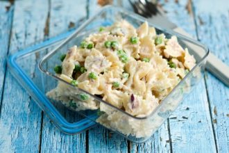 Σαλάτα με ζυμαρικά, τόνο και αρακά