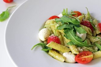 Σαλάτα ζυμαρικών με βασιλικό και μοτσαρέλα