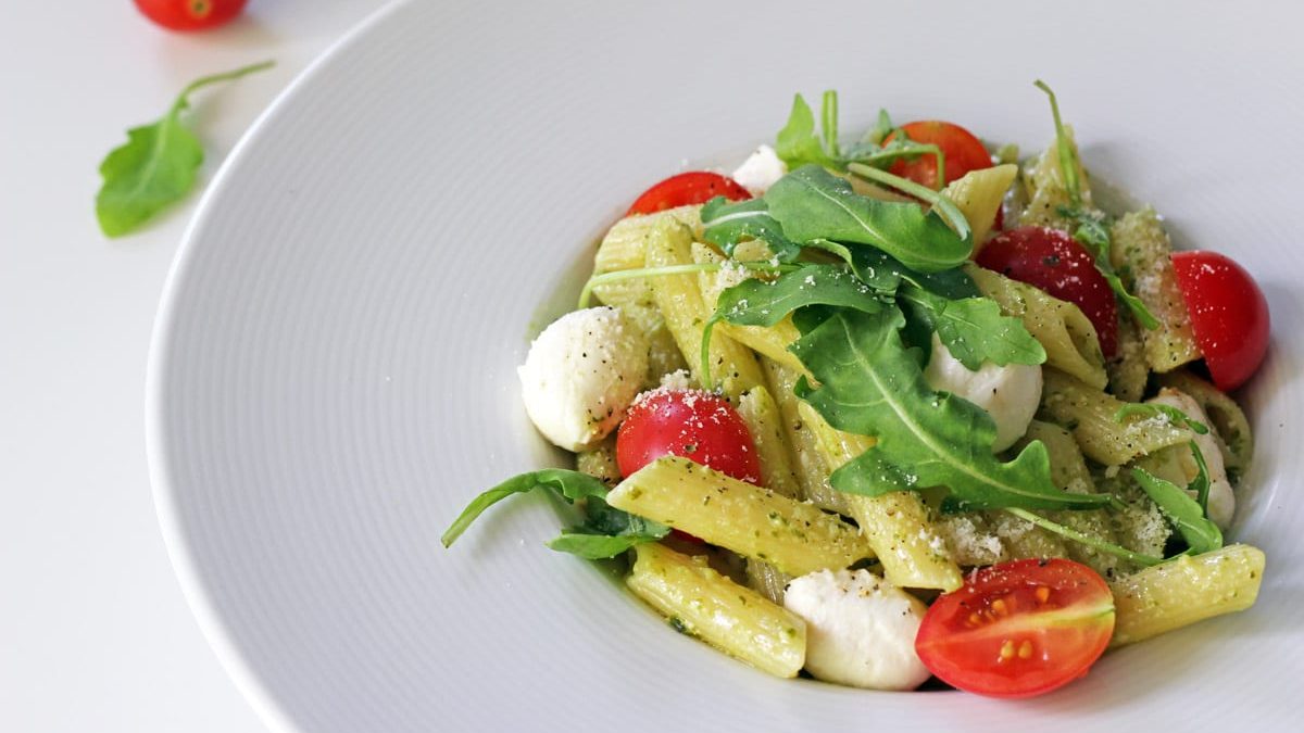 Σαλάτα ζυμαρικών με βασιλικό και μοτσαρέλα