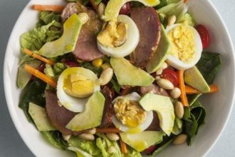 Σαλάτα με σέσκουλα, κέιλ και ντρέσινγκ λεμονιού