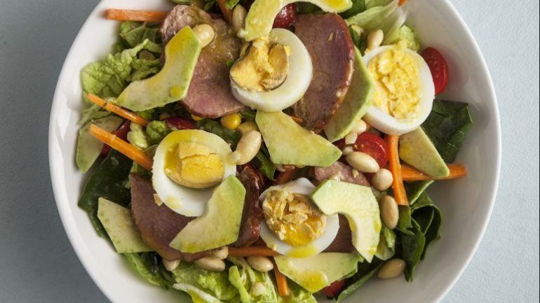 Σαλάτα με σέσκουλα, κέιλ και ντρέσινγκ λεμονιού