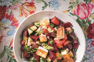 Ντοματοσαλάτα με παντζάρια, μανούρι και μυρωδικά