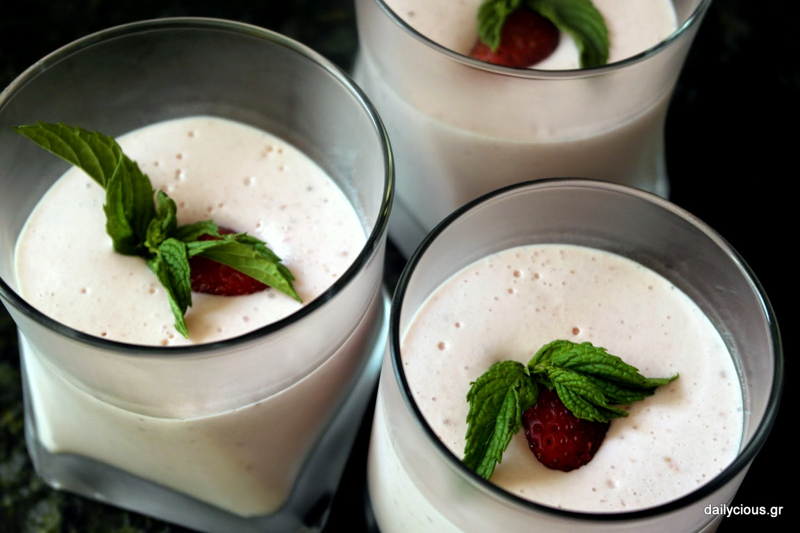 Δροσερή μους με φρέσκες φράουλες και γιαούρτι