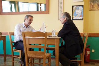 Μητσοτάκης και Σαμαράς συνέφαγαν σε εστιατόριο στην Καλαμάτα
