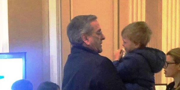 Συλλαλητήριο: Ο Σαμαράς βοήθησε δυο παιδάκια που είχαν αναπνευστικά προβλήματα - ΦΩΤΟ