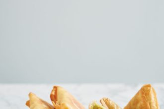 Σαμόσας με κολοκύθα, αρακά και πιπερόριζα