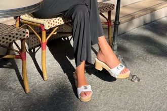 Tα parisian chic καλοκαιρινά παπούτσια που φορούν τώρα οι Γαλλίδες