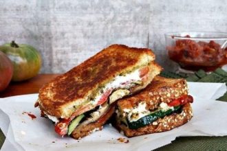 Σάντουιτς με λιαστές ντομάτες και φρέσκα λαχανικά