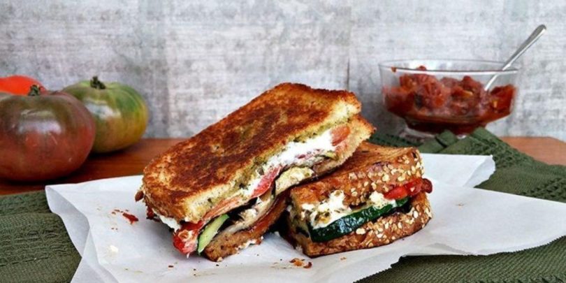 Σάντουιτς με λιαστές ντομάτες και φρέσκα λαχανικά