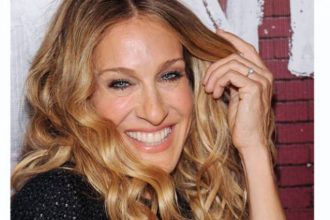 Η Sarah Jessica Parker φόρεσε την φθινοπωρινή καμπαρντίνα με τον πιο updated τρόπο