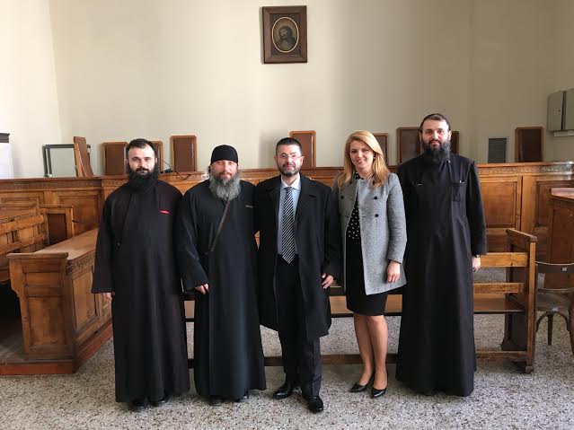 Πάτρα: Με ποιους φωτογραφήθηκαν μετά την αθώωση τους οι Ρουμάνοι Ιερείς - Ανακούφιση για τη Ρουμανική Εκκλησία η δικαστική απόφαση