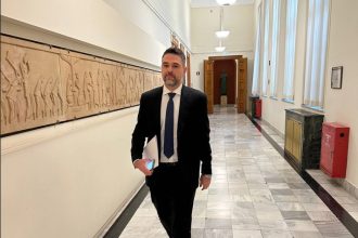 Γιάννης Σαρακιώτης: Ανεξαρτητοποιήθηκε από την ΚΟ – Με 28 βουλευτές μένει ο ΣΥΡΙΖΑ- «Ανακουφίστηκα»