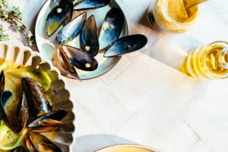 Σαρδέλες στο φούρνο με ντομάτες και μυρωδικά