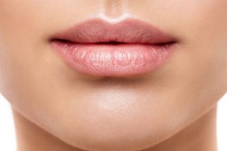 Πώς θα διατηρήσετε απαλά τα χείλη σας και το χειμώνα
