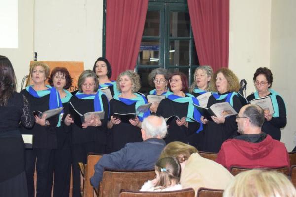 Μελωδίες από τη χορωδία της Κοινο_Τοπίας για την έλευση του νέου χρόνου σε πίτες συλλόγων