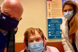 Γιώργος Παπανδρέου: Η selfie με τη μητέρα του Μαργαρίτα που έκανε το εμβόλιο