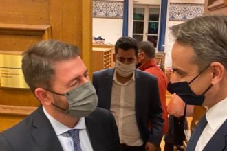 Ανδρουλάκης – Τετ α τετ με τον Μητσοτάκη στον διάδρομο της Βουλής