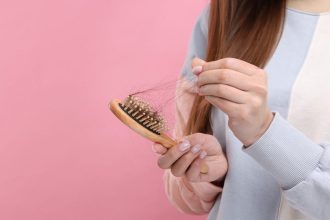 Τριχόπτωση: Πότε είναι φυσιολογική και πότε πρέπει να μας ανησυχήσει