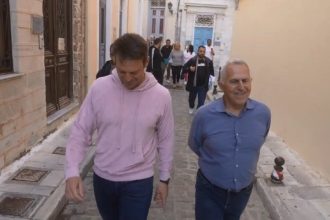 O Στέφανος Κασσελάκης στη Σύρο με φούτερ και αθλητικά