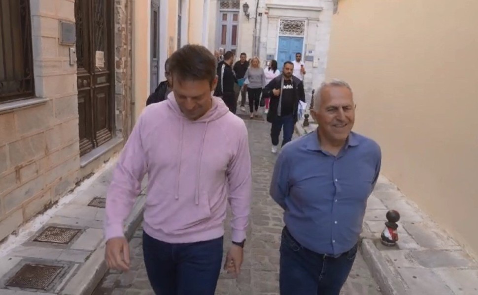 O Στέφανος Κασσελάκης στη Σύρο με φούτερ και αθλητικά