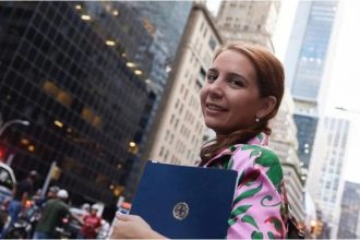 Κύρα Κάπη: Η διευθύντρια Επικοινωνίας του πρωθυπουργού μέλος του προγράμματος Young Leaders του ιδρύματος Obama