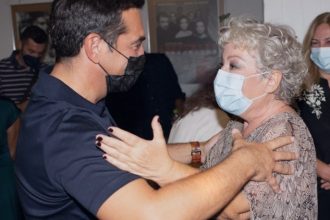 Βραδινή έξοδος για τον Αλέξη Τσίπρα και τη συζυγό του - Πήγαν στη μουσική παράσταση Τσανακλίδου -Νικολακοπούλου