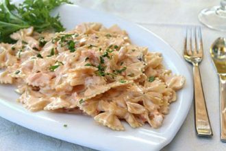 Φαρφάλες με καπνιστό σολομό