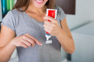 Πώς φεύγει ο λεκές από οδοντόκρεμα