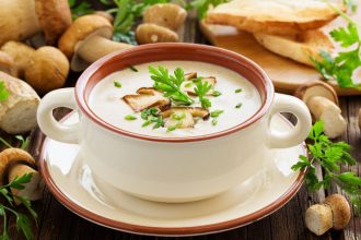 Μανιταρόσουπα με λευκά μανιτάρια