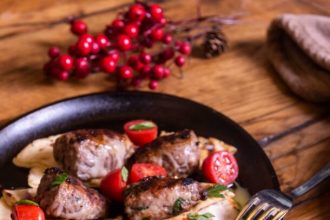 Σεφταλιές με καβουρμά και λουκάνικο