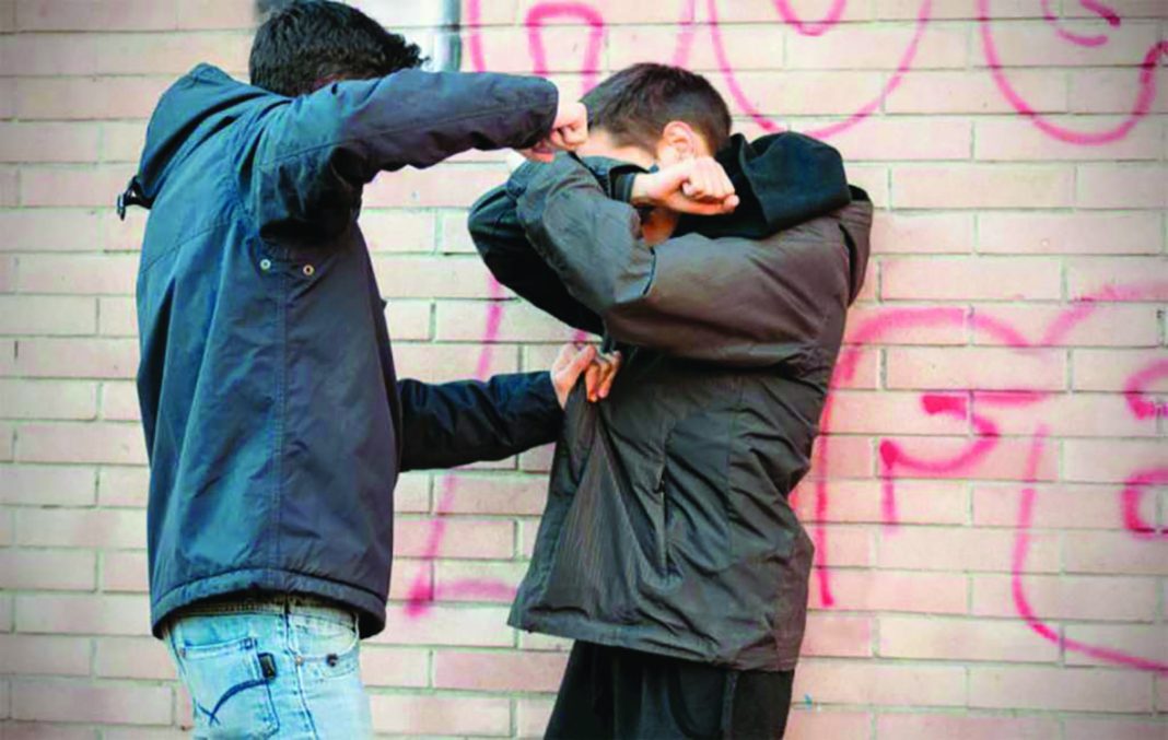 Πάτρα: Ανήλικοι πλακώθηκαν για τα μάτια μιας κοπέλας! Στο Καραμανδάνειο ο ένας, μήνυση από τον πατέρα του - ΝΕΟΤΕΡΑ