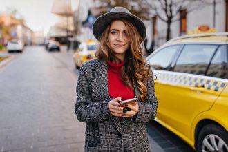 To γυναικείο σακάκι που παραμένει στη μόδα εδώ και… έναν αιώνα