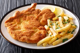 Κλασικό σνίτσελ πανέ στο τηγάνι