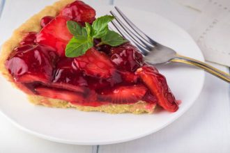 Γλυκιά πίτα με φράουλες