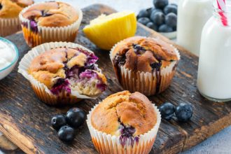 Μάφινς λεμονιού με μύρτιλα και γιαούρτι