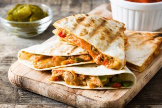 Κεσαντίγιας με κοτόπουλο και πιπεριές