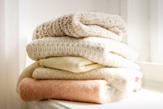 Πώς να αποθηκεύσετε σωστά τα ρούχα εκτός εποχής