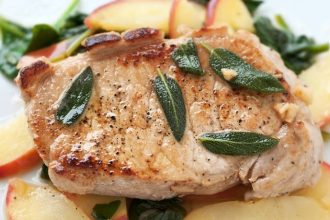 Χοιρινές μπριζόλες με λευκό κρασί και φασκόμηλο