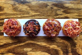 Αλμυρά ντόνατ αβγών με μπέικον και κρέμα τυριών