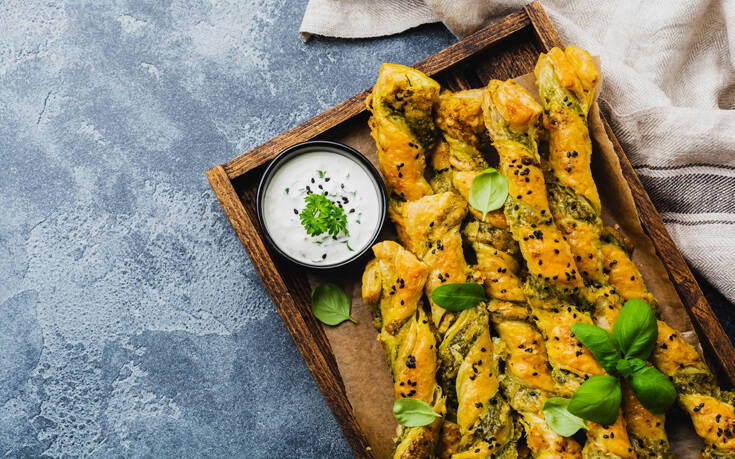 Κρουασίνια με πέστο και μοτσαρέλα