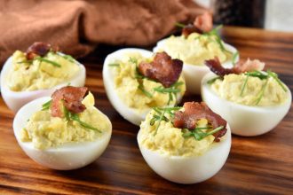 Αυγά γεμιστά με μπέικον και τσένταρ