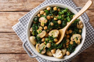 Ρεβίθια με μανιτάρια και σπανάκι