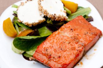 Σολομός με σιρόπι σφενδάμου