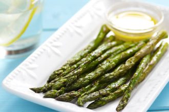 Σπαράγγια με μέλι και σκόρδο