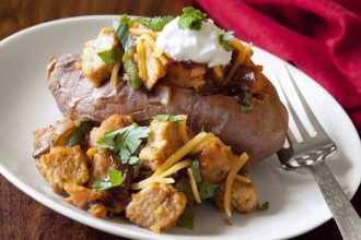 Γλυκοπατάτα γεμιστή με μπάρμπεκιου κοτόπουλο